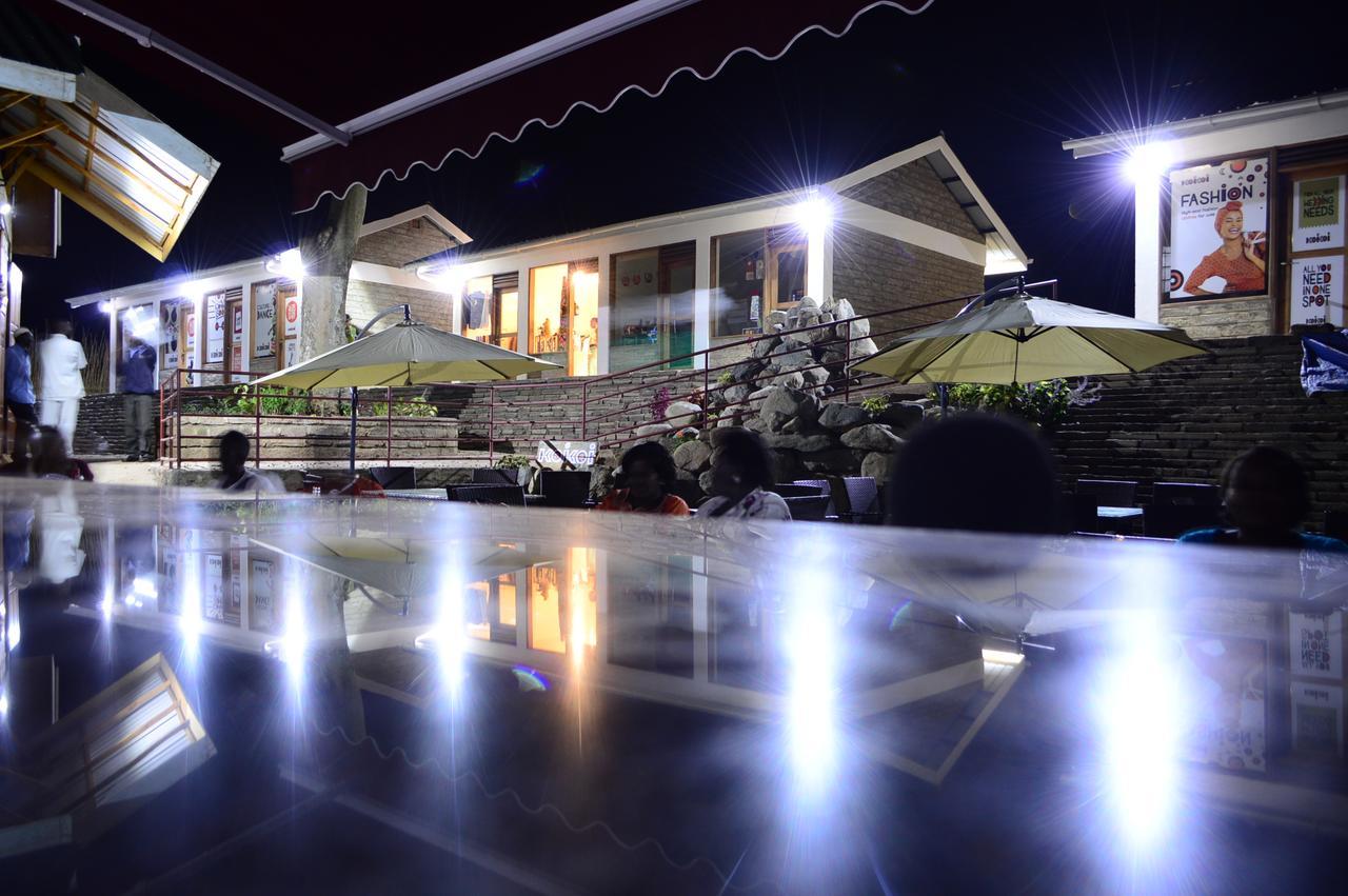 Koi Koi, Fort Portal Kasusu Exterior foto