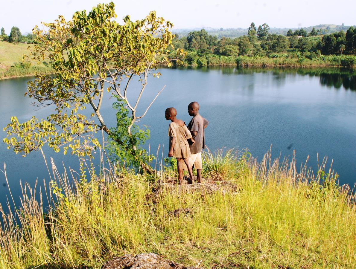 Koi Koi, Fort Portal Kasusu Exterior foto